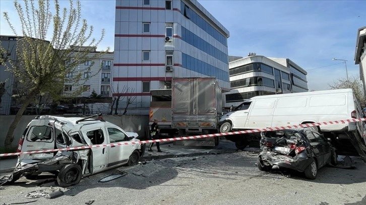 Bağcılar'da kontrolden çıkan kamyon 6 araca çarparak durdu