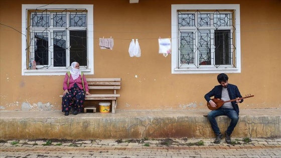 Bağlamasıyla sokak sokak dolaşıp evinden çıkamayan yaşlılara konser veriyor