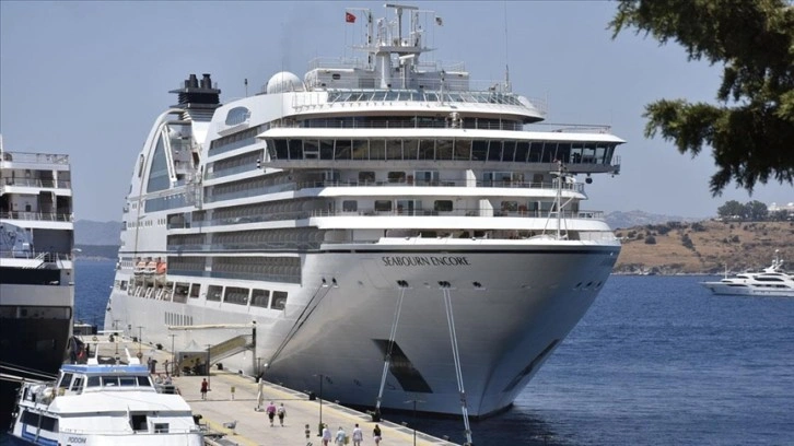 Bahama bandıralı kruvaziyer Seabourn Encore, Bodrum'a yanaştırıldı