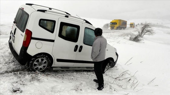 Baharda yağan kar ve tipi vatandaşları yolda bıraktı