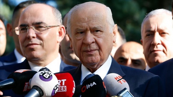 Bahçeli, Bakan Soylu'yu büyükşehir belediyeleriyle ilgili tebrik etti