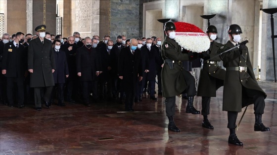 Bahçeli, yeni MYK ve MDK üyeleriyle Anıtkabir'i ve Alparslan Türkeş'in anıt mezarını ziyar