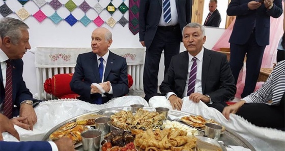 Bahçeli, yer sofrasında yöresel yemeklerin tadına baktı