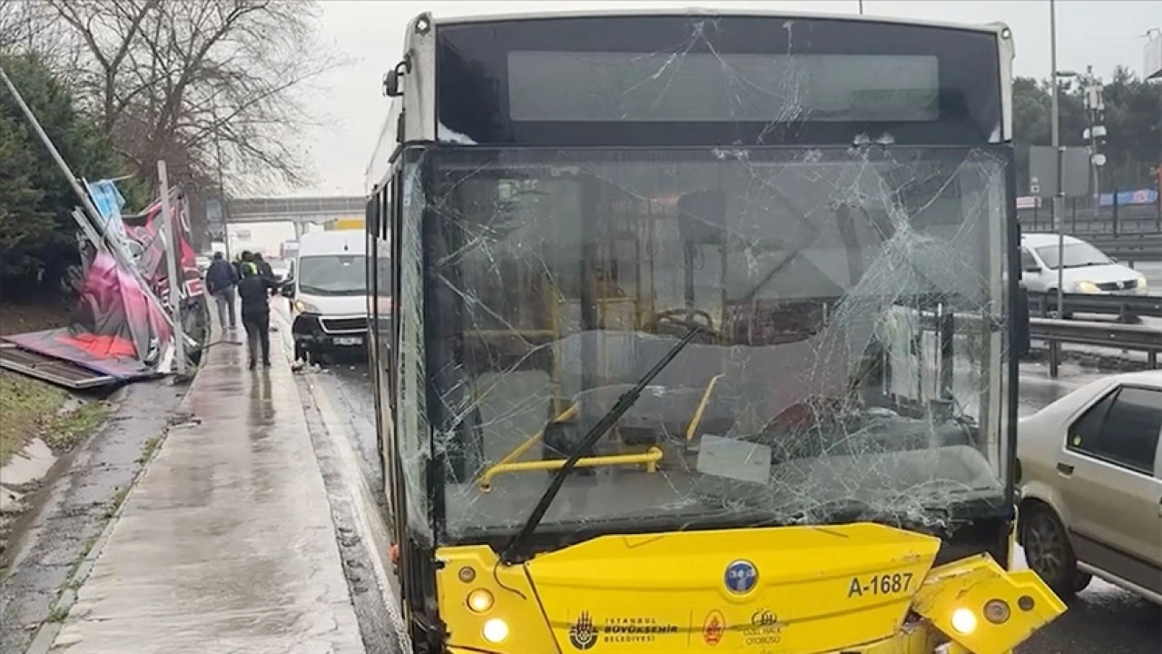 Bahçelievler'de kontrolden çıkan İETT otobüsü aydınlatma direği ile reklam panosuna çarptı