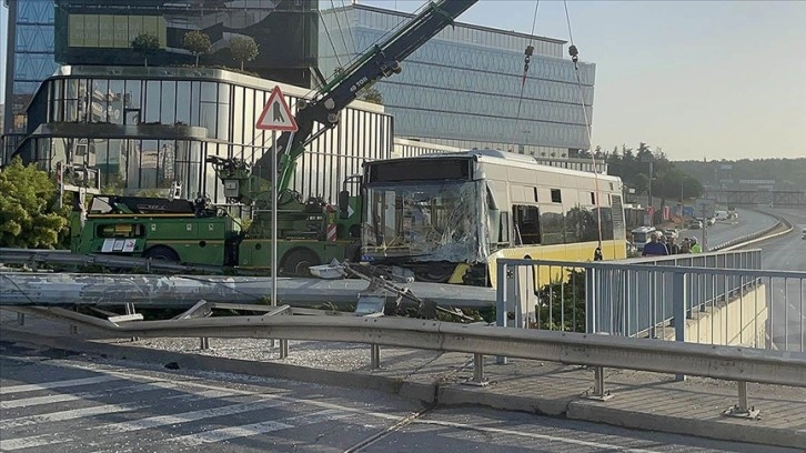 Bahçelievler'de yoldan çıkan İETT otobüsü aydınlatma direğine çarptı