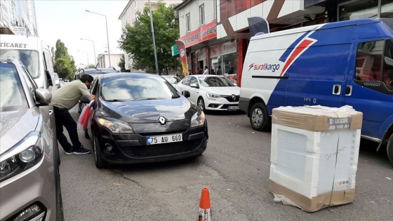 Bahşiş almak için çamaşır makinesi ile düğün konvoyunun önünü kesti