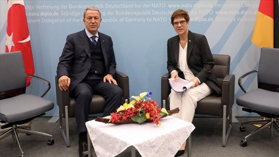 Bakan Akar, Almanya Savunma Bakanı Kramp-Karrenbauer ile görüştü