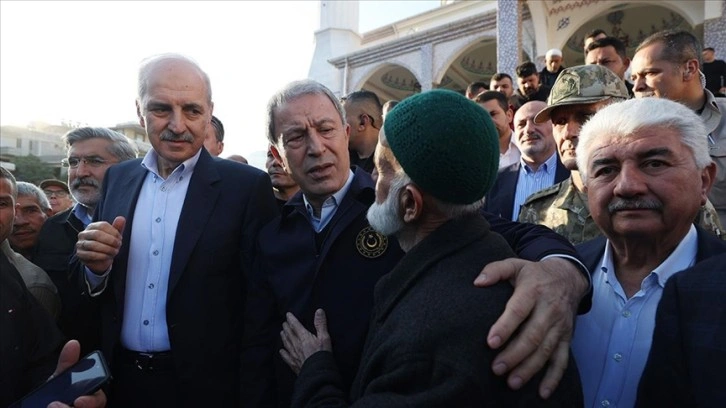 Bakan Akar ve TSK komuta kademesi, bayram namazını Hatay'da depremzedelerle kıldı