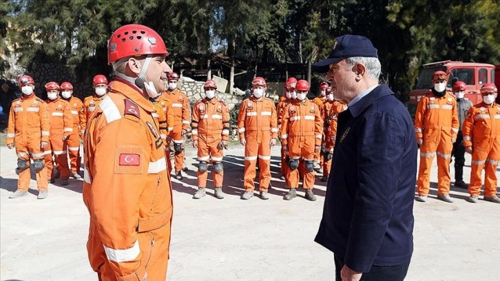 Bakan Akar'dan enkazdan 326 canı çıkaran Mehmetçiğe tebrik ziyareti