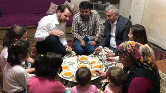 Bakan Albayrak iftarda Kılıç ailesine misafir oldu