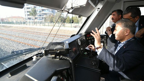 Bakan Arslan hızlı tren kullandı