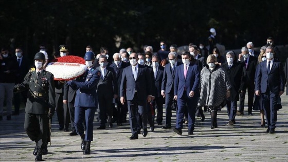 Bakan Çavuşoğlu ve merkezde görevli büyükelçilerden Anıtkabir&#039;e ziyaret