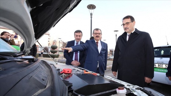 Bakan Dönmez hidrojen yakıtlı otomobili test etti