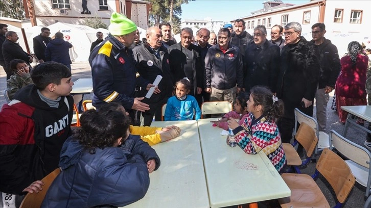 Bakan Dönmez, Osmaniye'de çadır kentteki depremzedeleri ziyaret etti