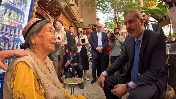Bakan Fidan, Urumçi ve Kaşgar ziyaretinde yaşlı bir kadınla sohbet edip dua istedi