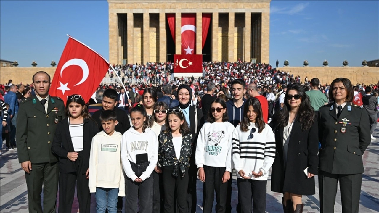 Bakan Güler'in davetiyle Hakkari'den Ankara'ya gelen 10 öğrenci Anıtkabir'i ziya