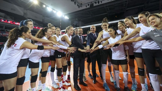 Bakan Kasapoğlu'ndan milli voleybolculara moral ziyareti