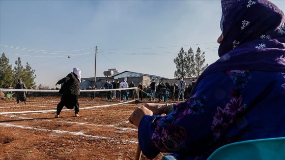 Bakan Kasapoğlu'ndan Viranşehirli köylülere tenis kortu sözü