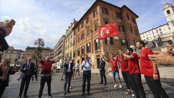 Bakan Kasapoğlu, Roma'da Türk taraftarla bir araya geldi