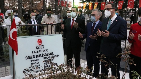 Bakan Kasapoğlu, şehit Ömer Halisdemir'in kabrini ziyaret etti