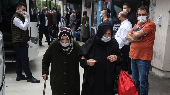 Bakan Koca'dan 65 yaş ve üzeri vatandaşlara seyahat uyarısı