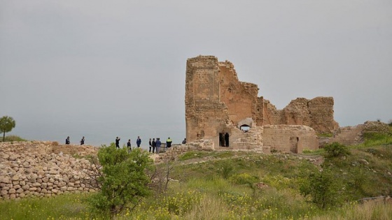 Bakan Kurtulmuş Mardin Kalesi'ni gezdi