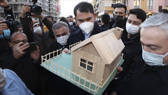 Bakan Kurum'dan Elazığ'da depremzede çocuğun yaptığı maket eve tam not