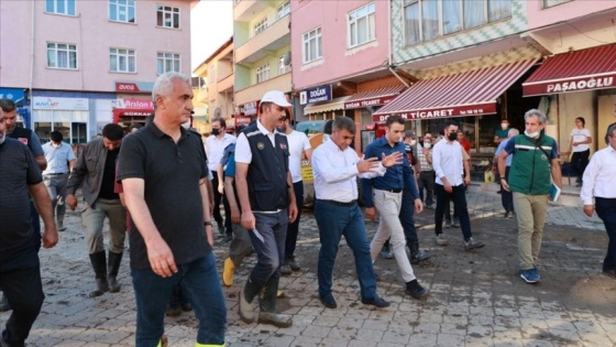 Bakan Kurum Kastamonu'da selden etkilenen bölgelerde incelemelerini sürdürdü