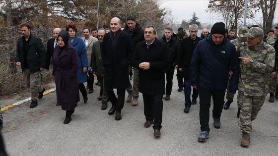 Bakan Soylu Elazığ'da konteyner kent kurulacak alanda inceleme yaptı