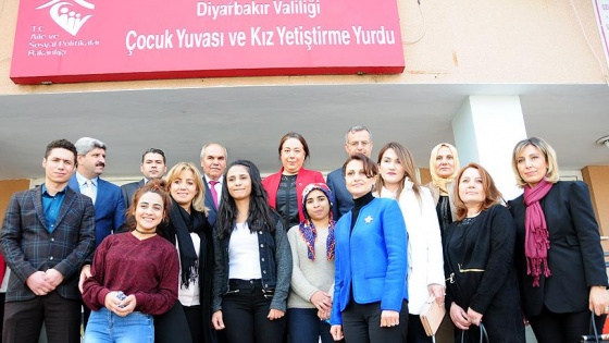 Bakan Soylu'nun eşi Diyarbakır'da çocuk yuvasını ziyaret etti