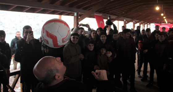 Bakan Soylu, Tunceli'de top oynadı