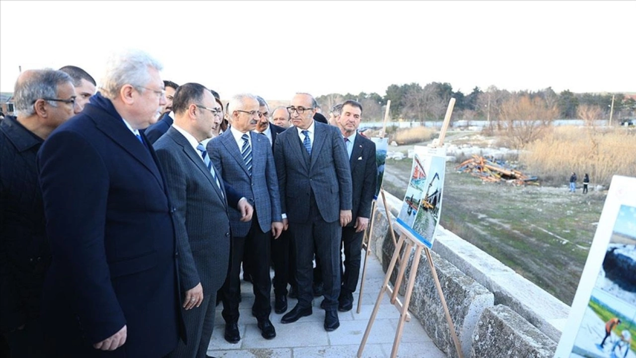 Bakan Uraloğlu tarihi Uzun Köprü'de süren restorasyon çalışmalarını inceledi