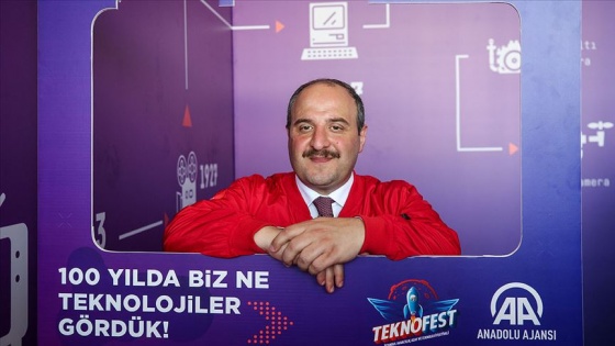 Bakan Varank TEKNOFEST İstanbul'da AA standını ziyaret etti