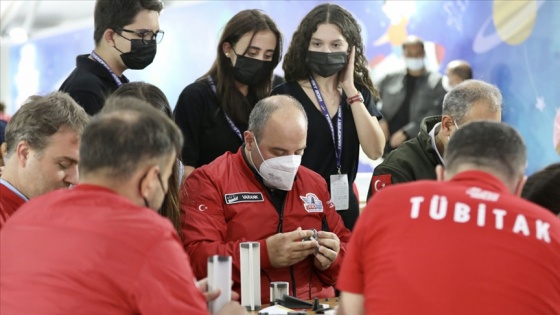 Bakan Varank, TÜBİTAK SAGE'nin TEKNOFEST'teki atölyesinde gençlerle roket tasarladı