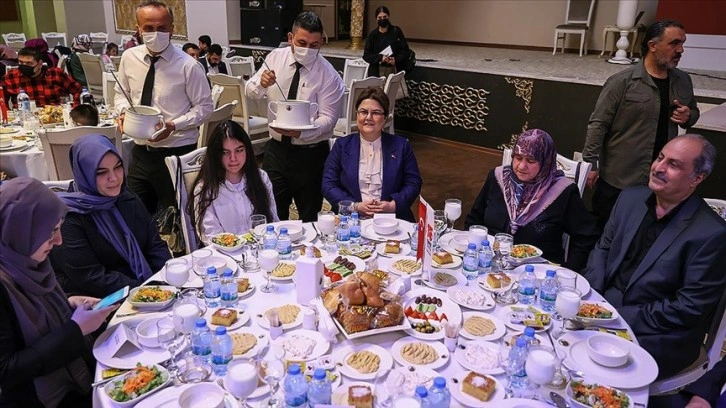 Bakan Yanık, 15 Temmuz şehitlerinin aileleriyle iftarda bir araya geldi