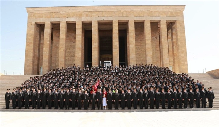 Bakan Yerlikaya, Jandarma Teşkilatının 185'inci yılı dolayısıyla Anıtkabir'i ziyaret etti