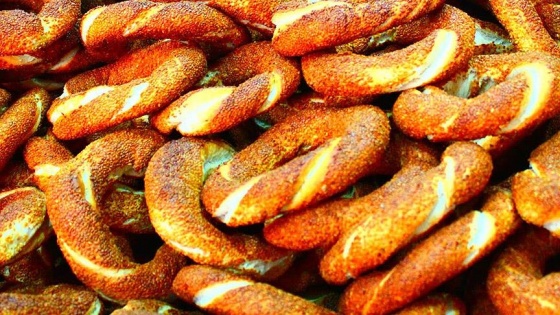 Bakımevinde simit ikramında bulunarak cezadan kurtuldu