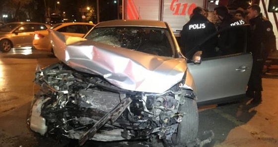 Bakırköy’de kırmızı ışıkta geçen sürücü kaza yaptı: 2 yaralı