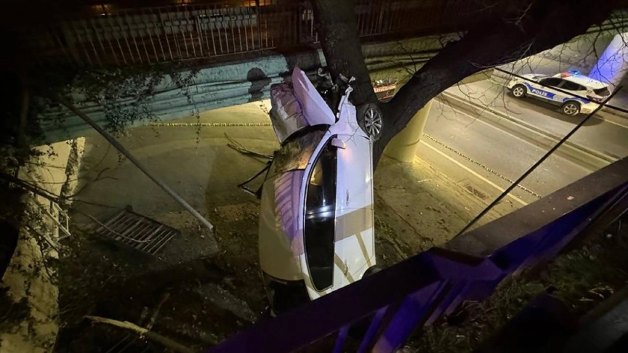 Bakırköy'de kontrolden çıkan otomobil viyadükten düştü