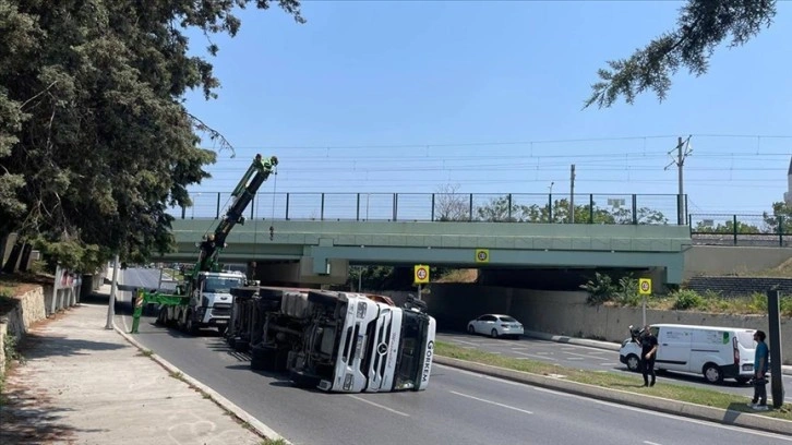 Bakırköy'de alt geçide çarpan tır devrildi