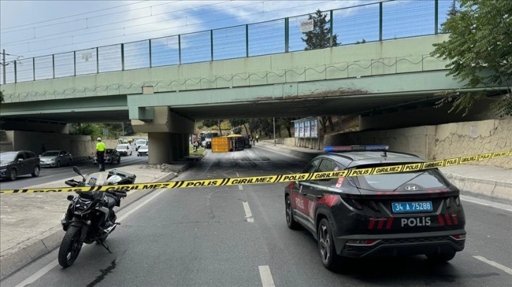 Bakırköy'de üst geçide çarpan tır devrildi