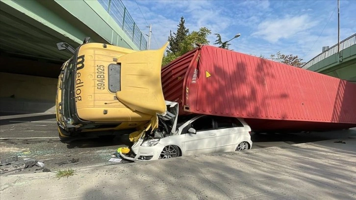 Bakırköy'de üst geçide çarpan tır, otomobilin üzerine devrildi