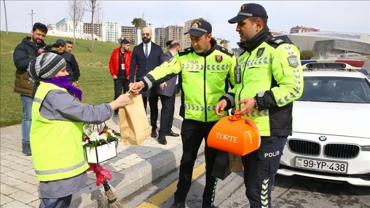 Bakü polisinden temizlik görevlisi kadınlara sürpriz