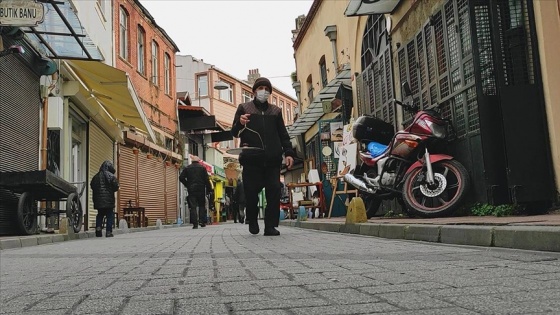 Balat'ın tarih kokan sokaklarında tavşankanı çayıyla muhabbetin kapılarını aralıyor