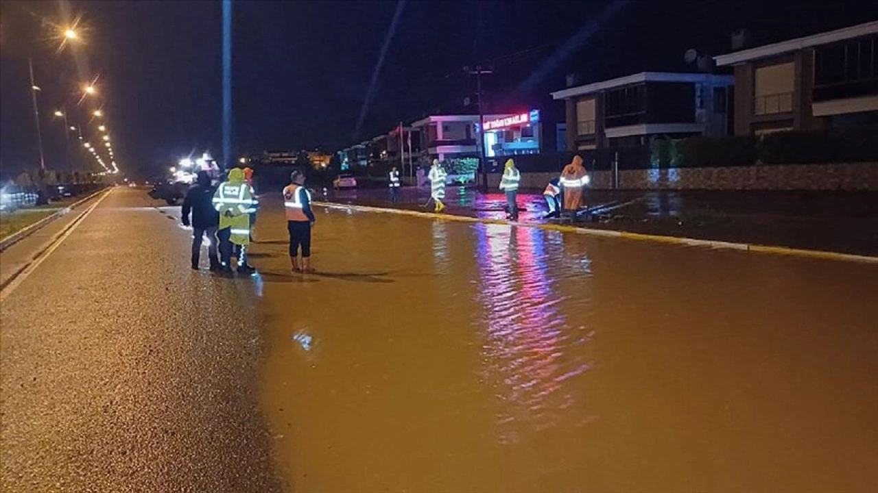 Balıkesir-Çanakkale kara yolu yağış ve yamaçlardan akan su nedeniyle kısmen kapandı