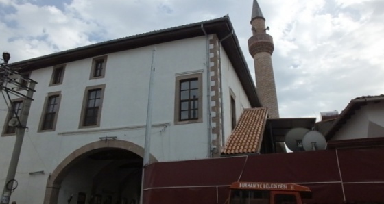 Balıkesir’de altından yol geçen 275 yıllık ahşap cami ilgi görüyor