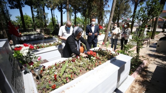 Balıkesir'de belediye ekipleri şehit ailesini özel izinle oğullarının mezarına götürdü