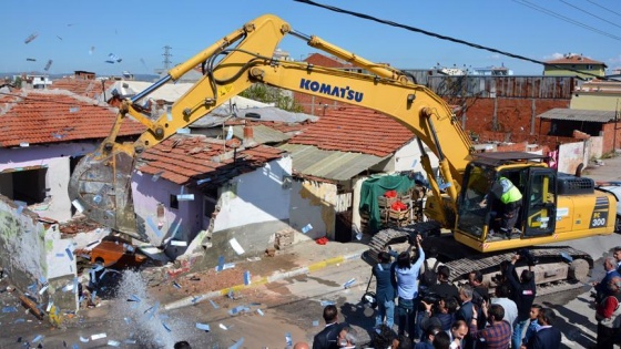 Balıkesir'de davullu zurnalı yıkım