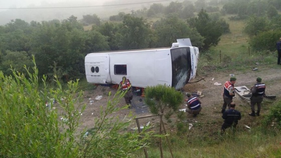 Balıkesir'de midibüs devrildi: 17 yaralı