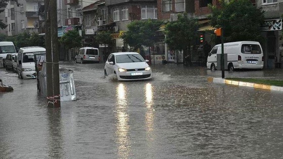 Balıkesir'de sağanak ve fırtına hayatı olumsuz etkiledi